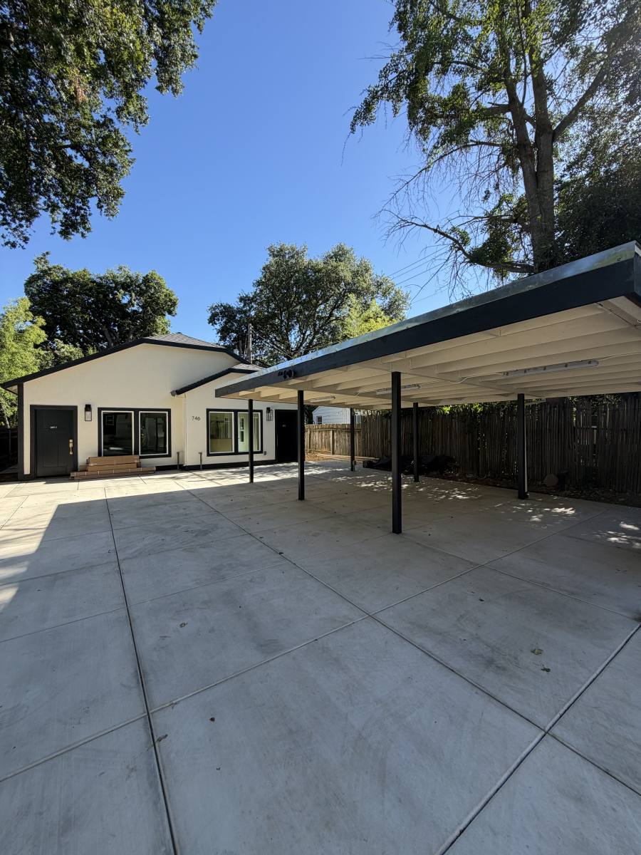 Townhouse for rent at 746 7th Ave #2, Sacramento, CA 95818