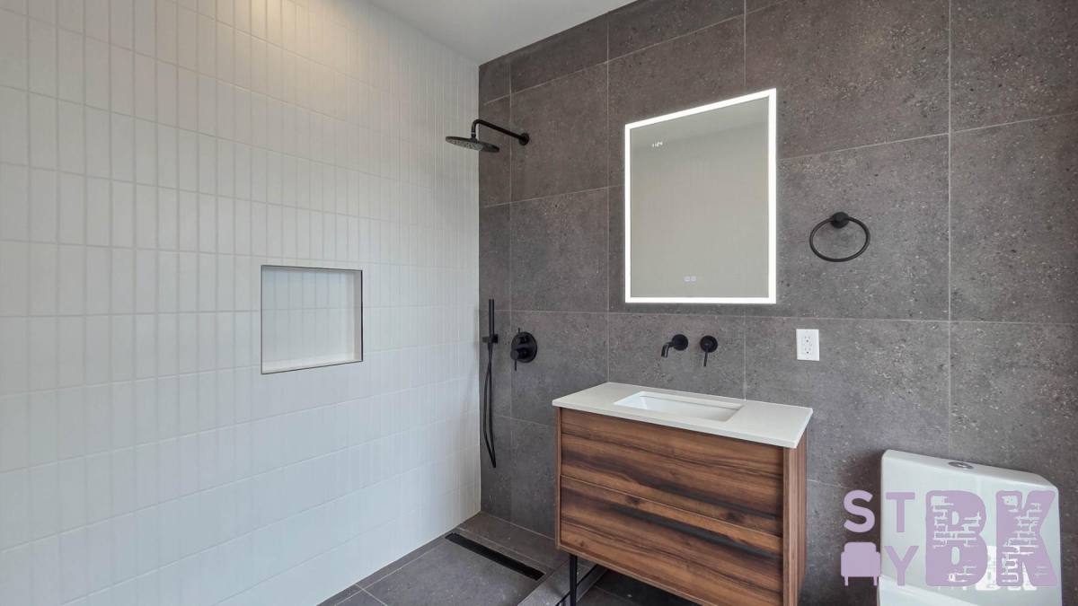 Townhouse for rent at 275 Nassau Ave #1, Brooklyn, NY 11222