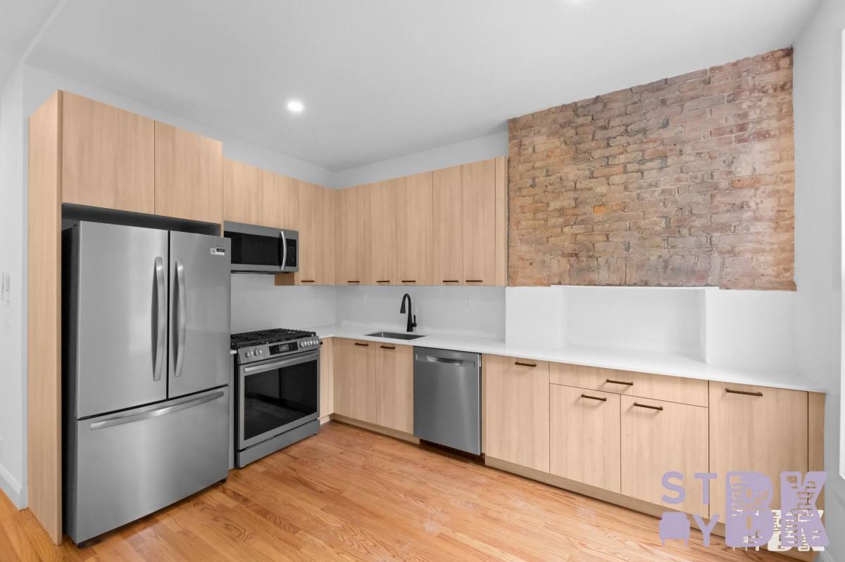 Townhouse for rent at 275 Nassau Ave #1, Brooklyn, NY 11222