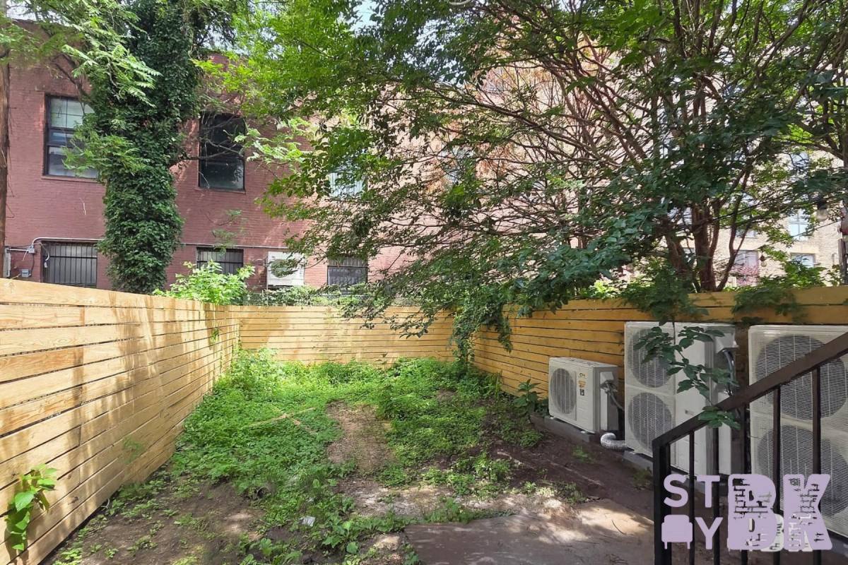 Townhouse for rent at 275 Nassau Ave #1, Brooklyn, NY 11222