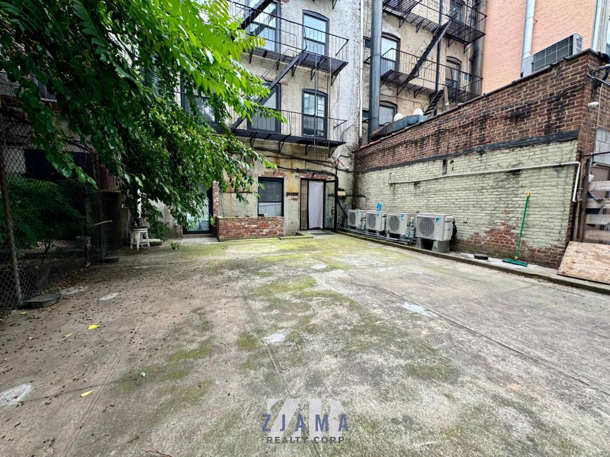 Townhouse for rent at 435 Dekalb Ave #1L, Brooklyn, NY 11205