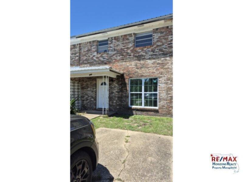 Townhouse for rent at 852 Garnet St, Pensacola, FL 32505
