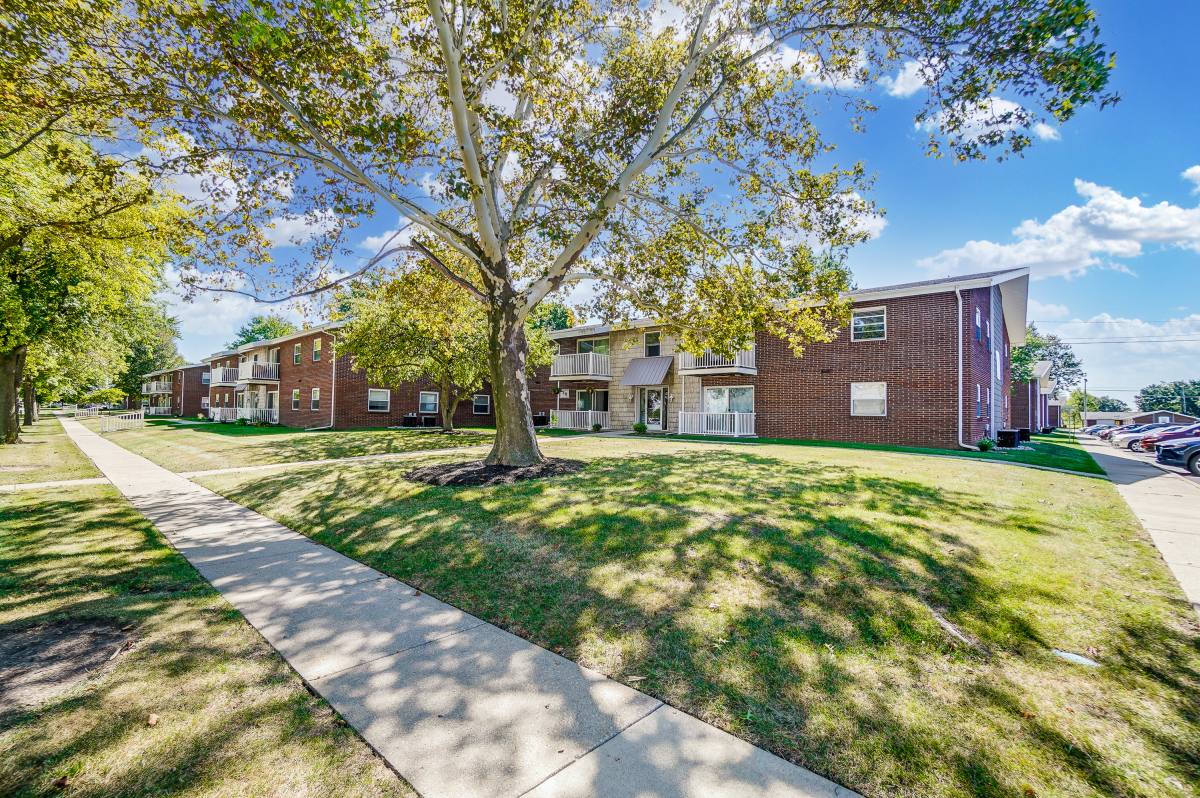 Apartment for rent at 1700 Juniper Dr, Bowling Green, OH 43402