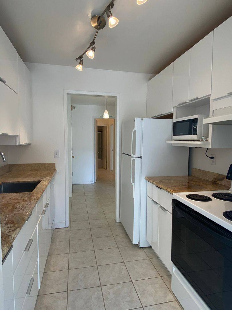 Apartment for rent at 6 Admiral Dr, Emeryville, CA 94608