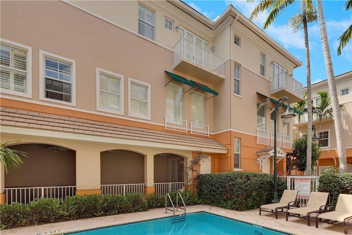 Townhouse for rent at 180 NE 6th Ave, Delray Beach, FL 33483