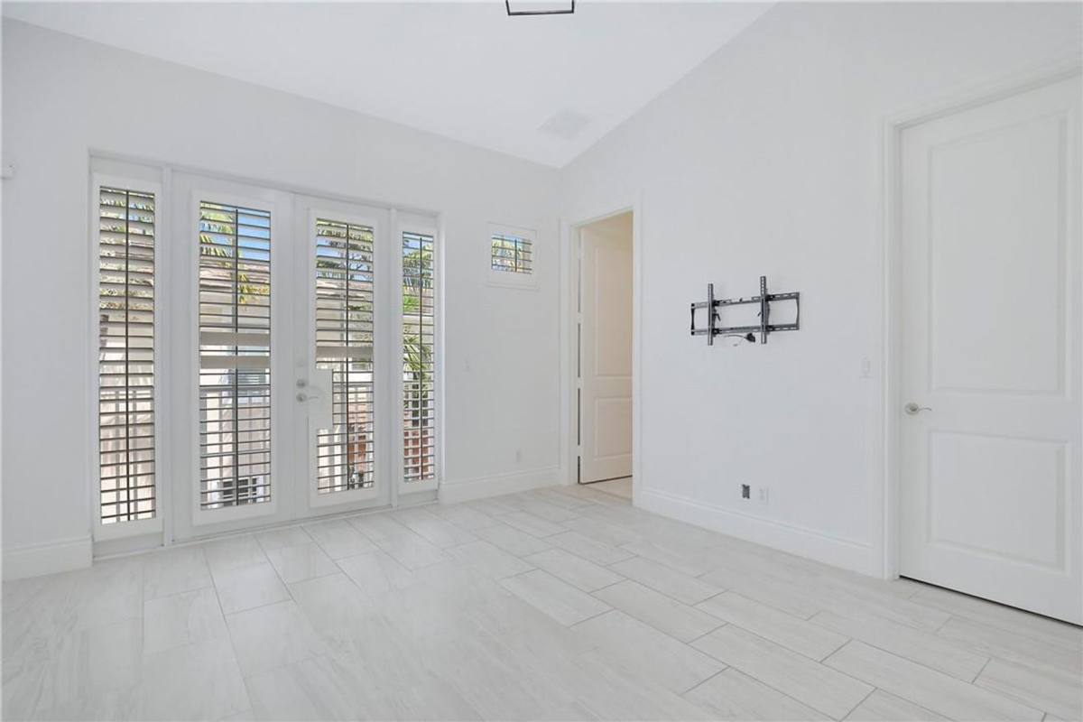 Townhouse for rent at 180 NE 6th Ave, Delray Beach, FL 33483