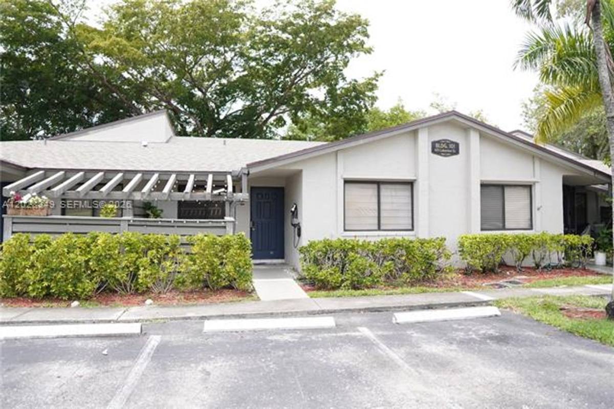 Townhouse for rent at 453 Lakeview Dr, Fort Lauderdale, FL 33326