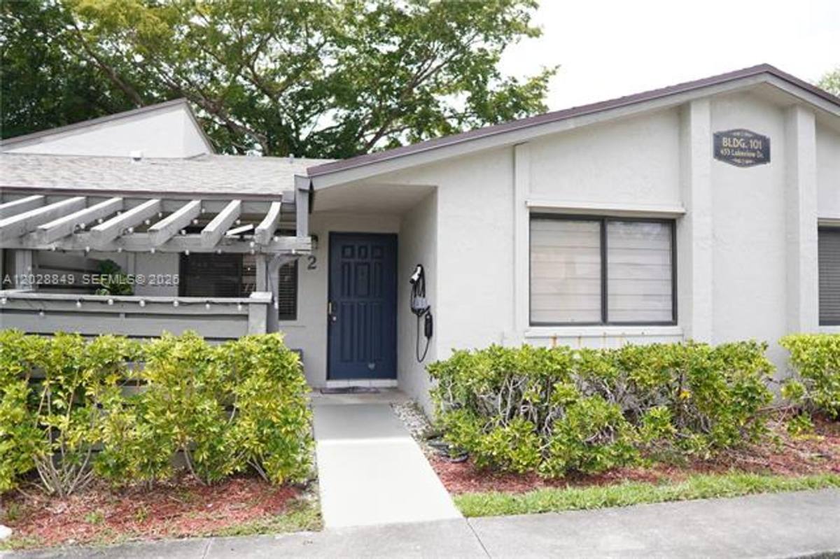 Townhouse for rent at 453 Lakeview Dr, Fort Lauderdale, FL 33326