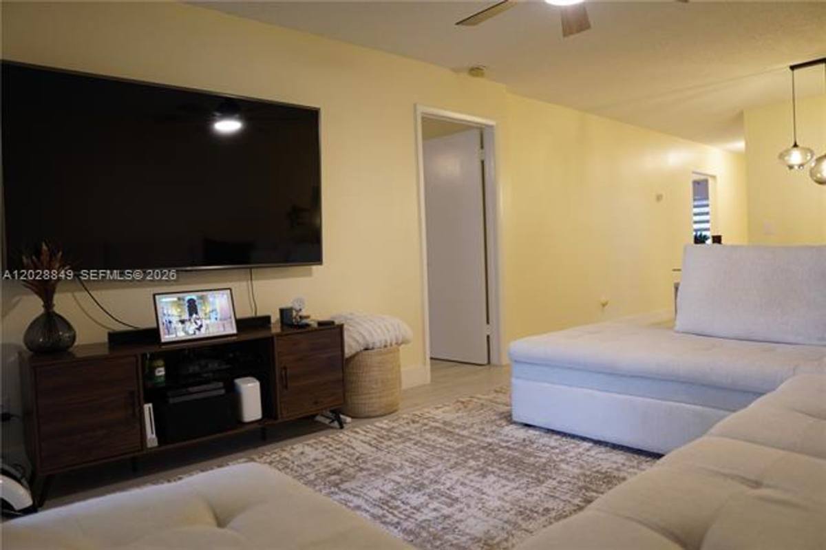 Townhouse for rent at 453 Lakeview Dr, Fort Lauderdale, FL 33326
