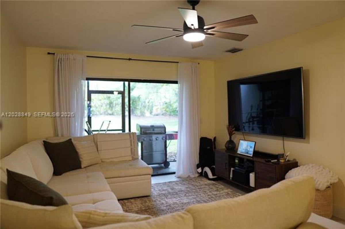 Townhouse for rent at 453 Lakeview Dr, Fort Lauderdale, FL 33326