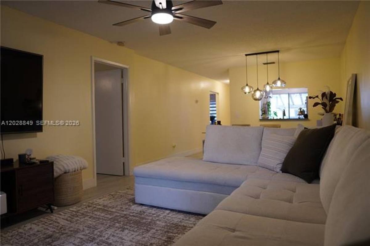 Townhouse for rent at 453 Lakeview Dr, Fort Lauderdale, FL 33326