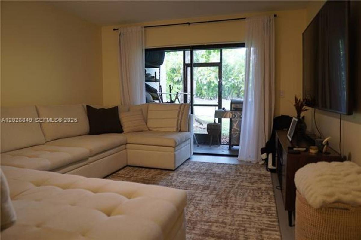Townhouse for rent at 453 Lakeview Dr, Fort Lauderdale, FL 33326