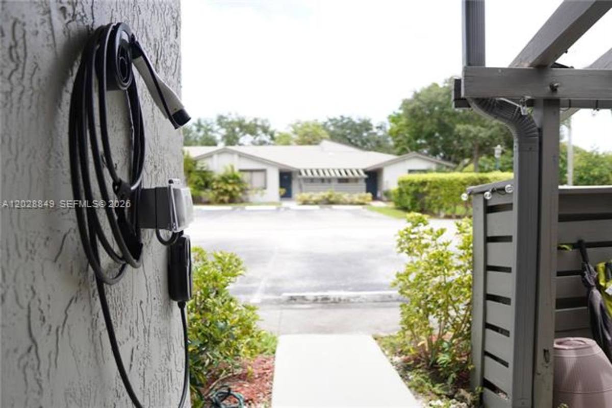 Townhouse for rent at 453 Lakeview Dr, Fort Lauderdale, FL 33326