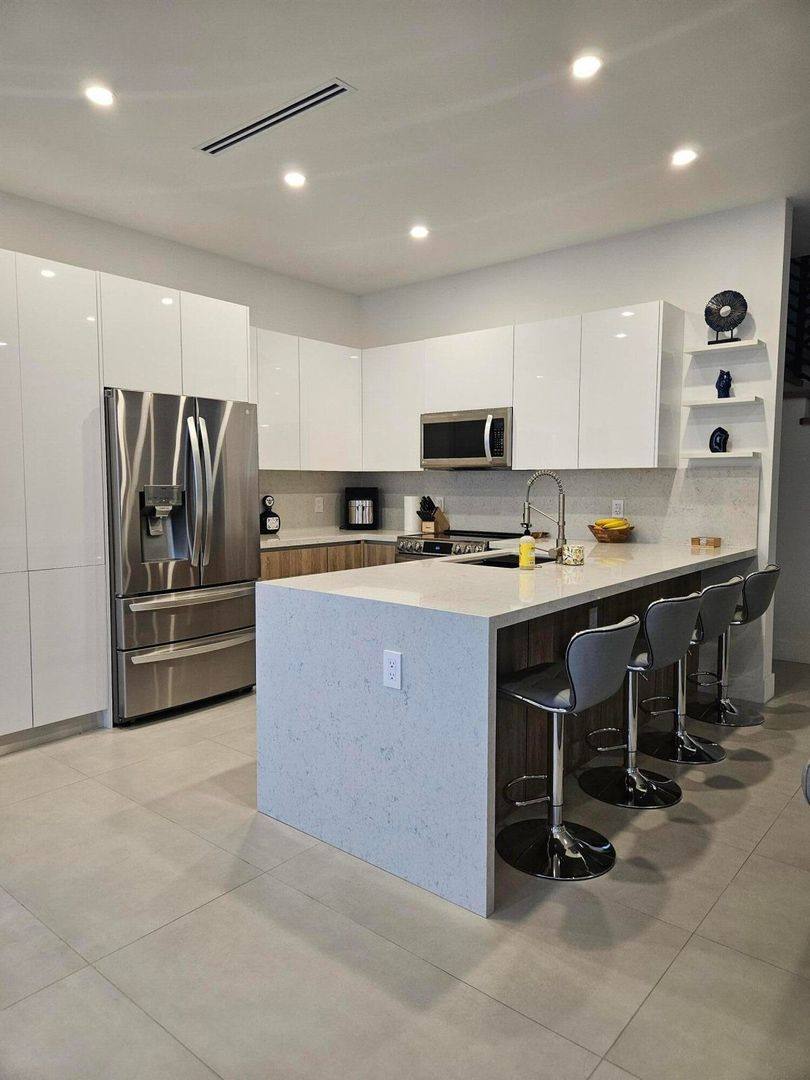 Townhouse for rent at 2275 SE 7th St, Pompano Beach, FL 33062