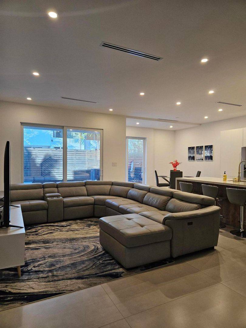 Townhouse for rent at 2275 SE 7th St, Pompano Beach, FL 33062