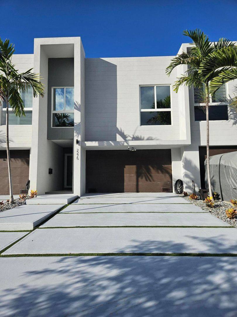 Townhouse for rent at 2275 SE 7th St, Pompano Beach, FL 33062