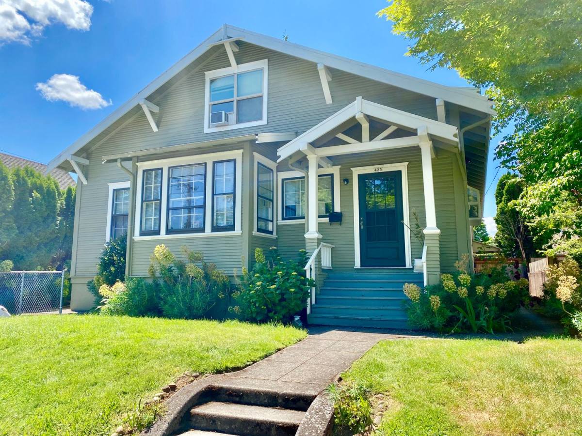 Apartment for rent at 425 NE 70th, Portland, OR 97213