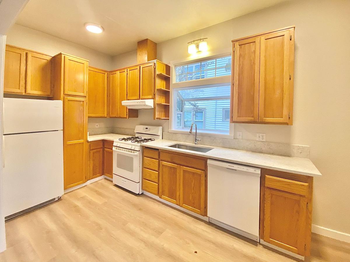 Apartment for rent at 425 NE 70th, Portland, OR 97213