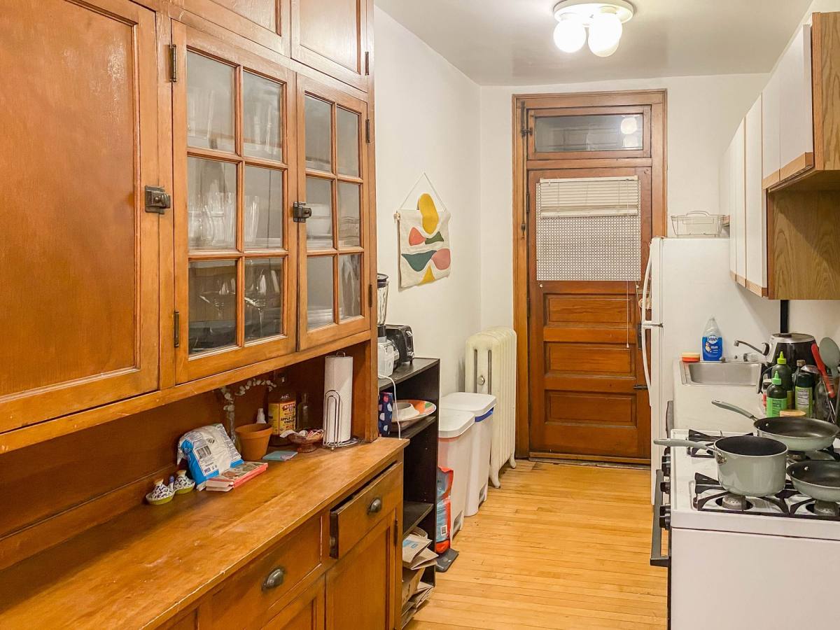 Apartment for rent at 1478 W Byron St, Chicago, IL 60613