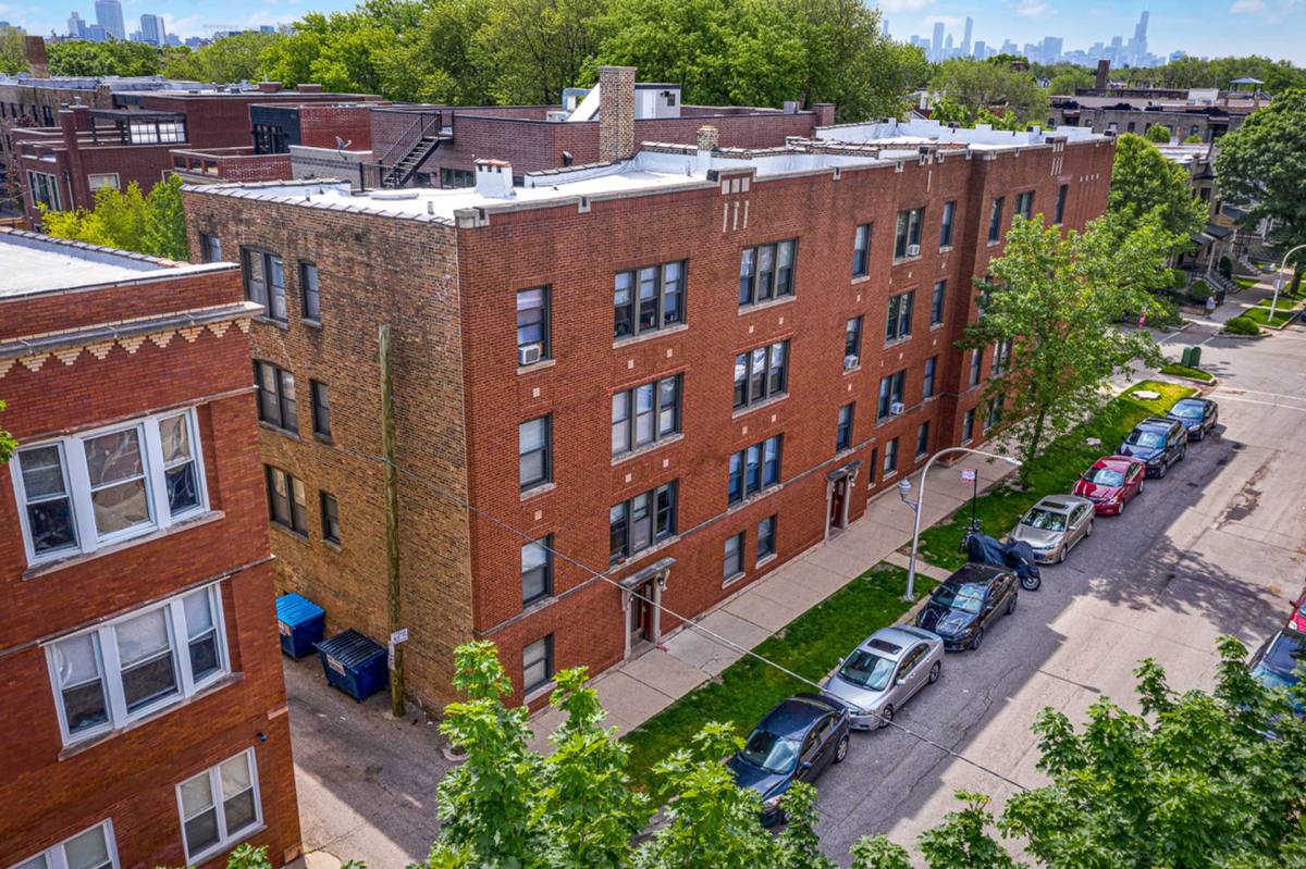 Apartment for rent at 1478 W Byron St, Chicago, IL 60613