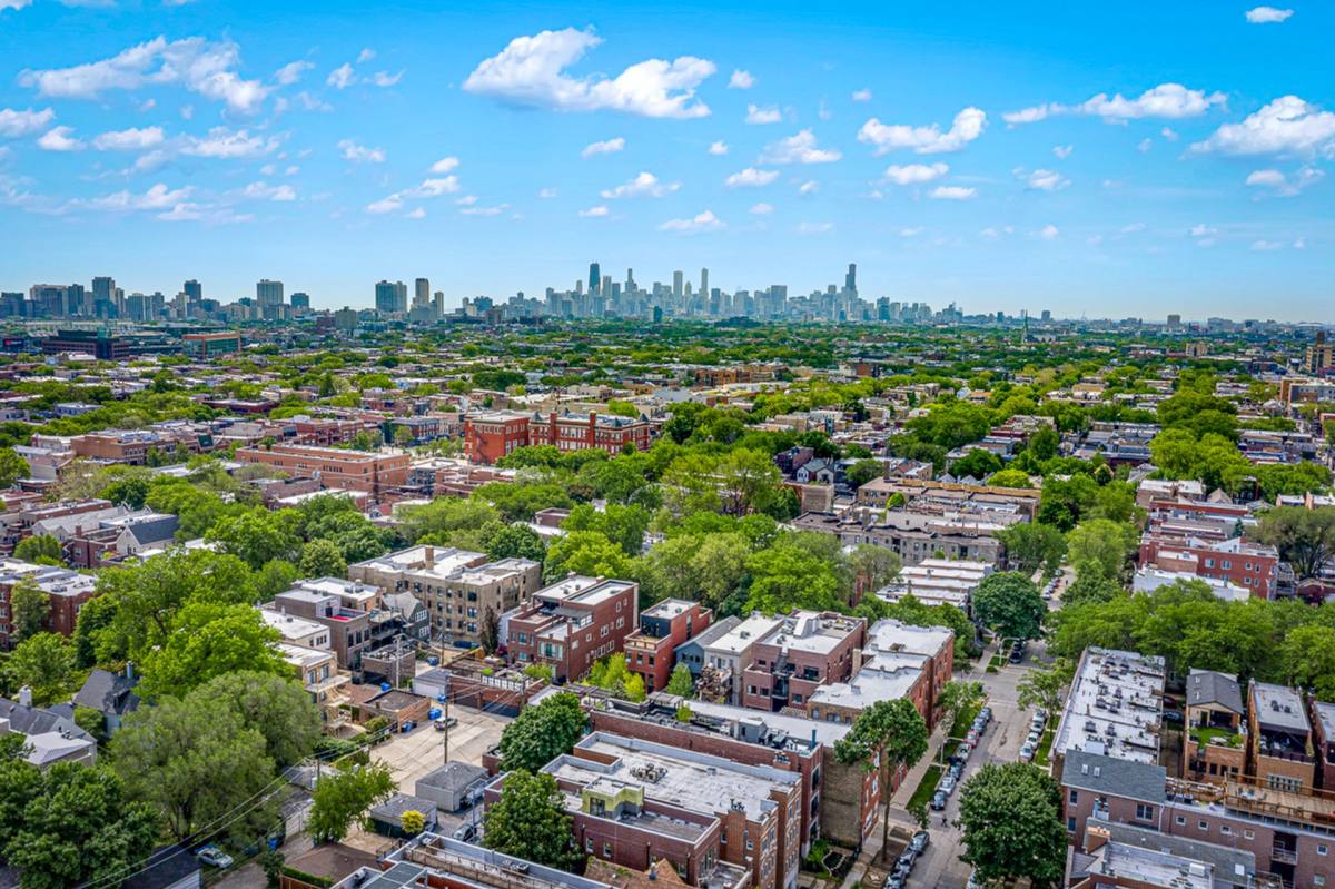 Apartment for rent at 1478 W Byron St, Chicago, IL 60613