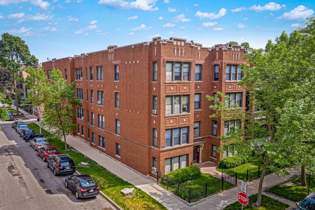 Apartment for rent at 1478 W Byron St, Chicago, IL 60613