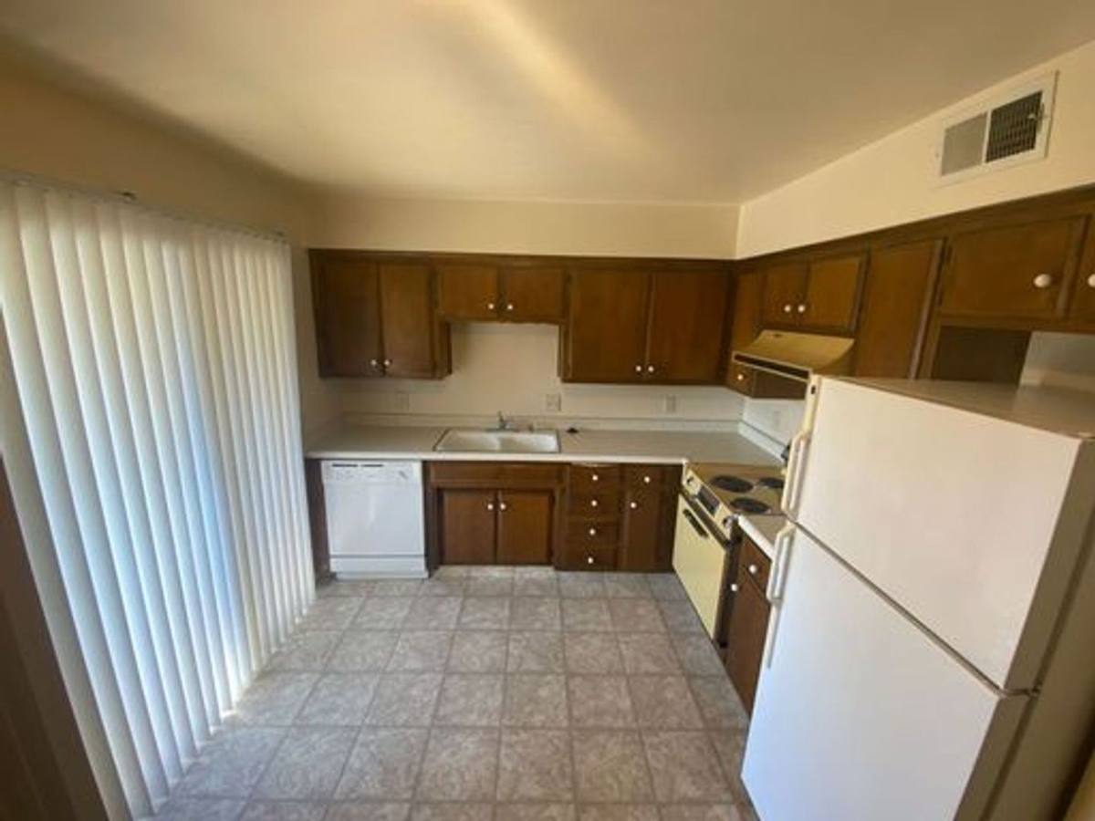 Apartment for rent at 3321 W Hillsdale Ave, Visalia, CA 93291