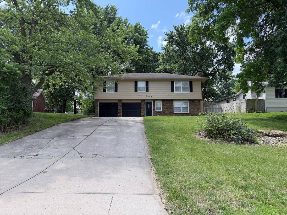 House for rent at 843 W Kansas St, Liberty, MO 64068