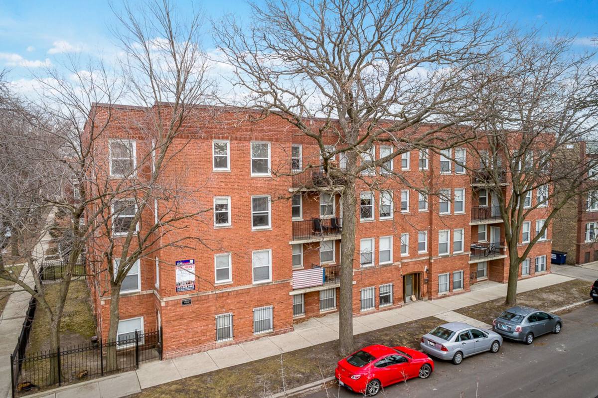 Apartment for rent at 2520 W Leland Ave, Chicago, IL 60625