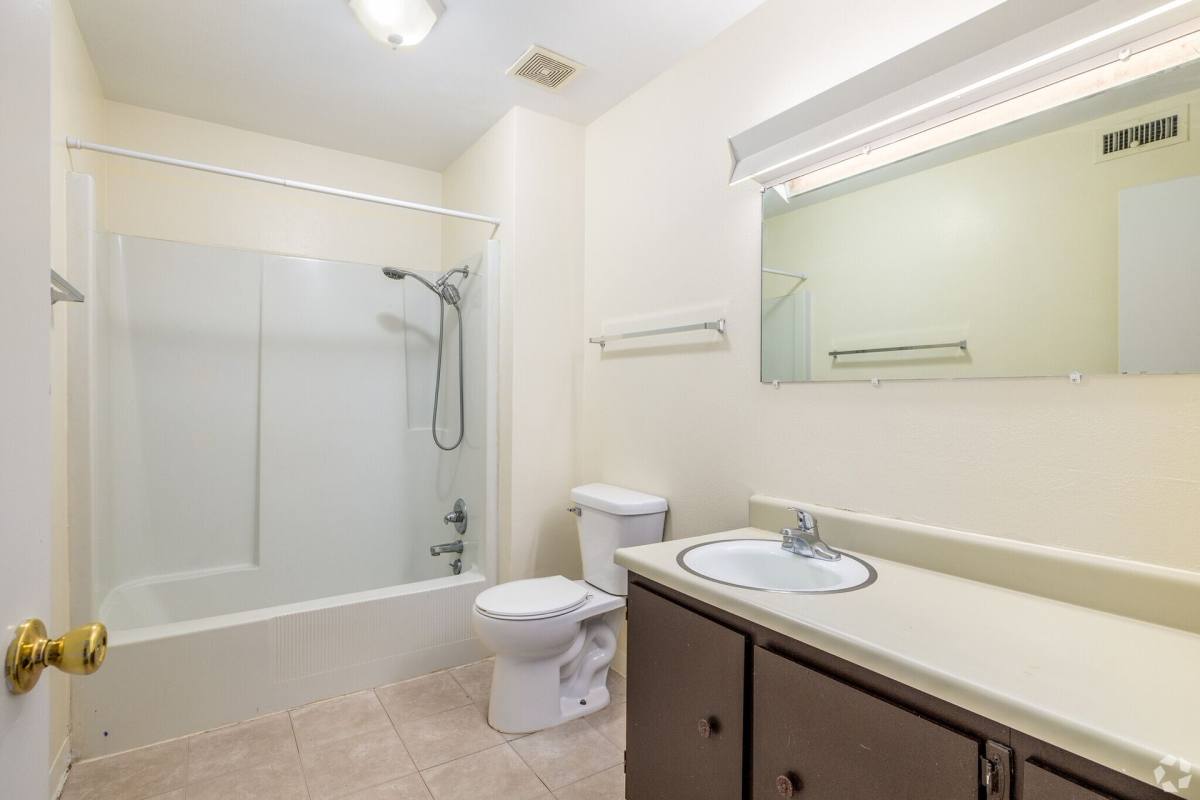 Townhouse for rent at 717 Fairmont Dr, Bloomington, IL 61704