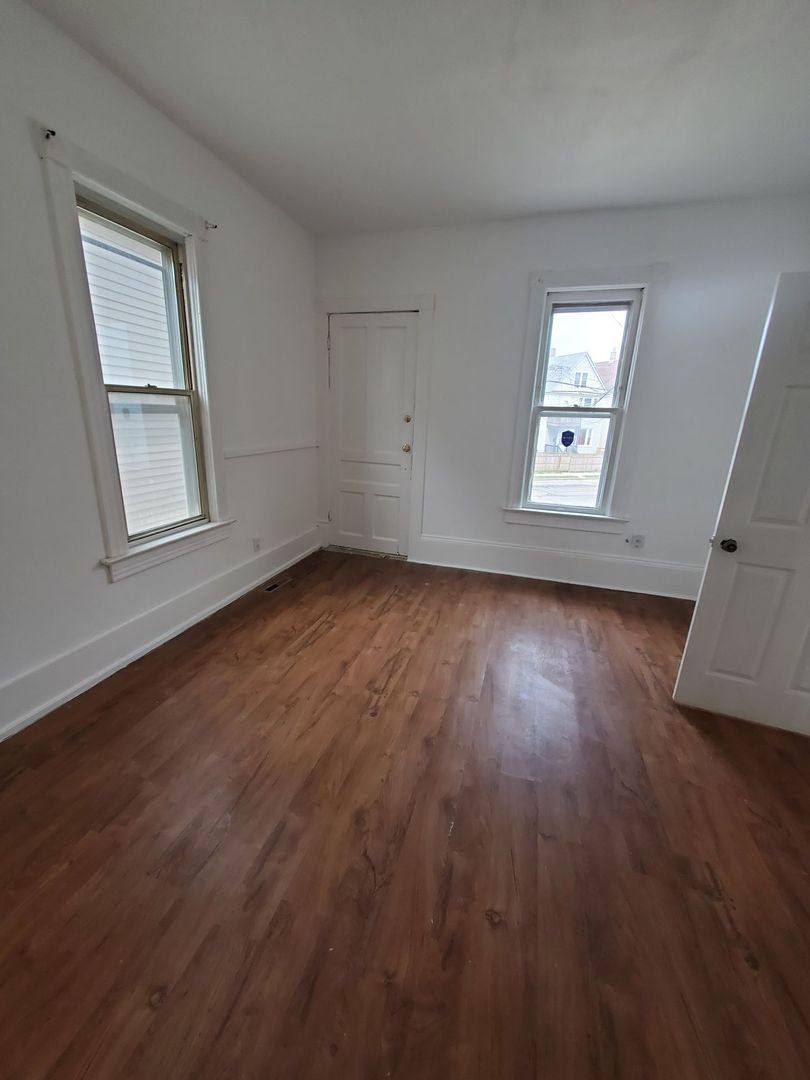 Apartment for rent at 1568 W Windlake Ave, Milwaukee, WI 53215