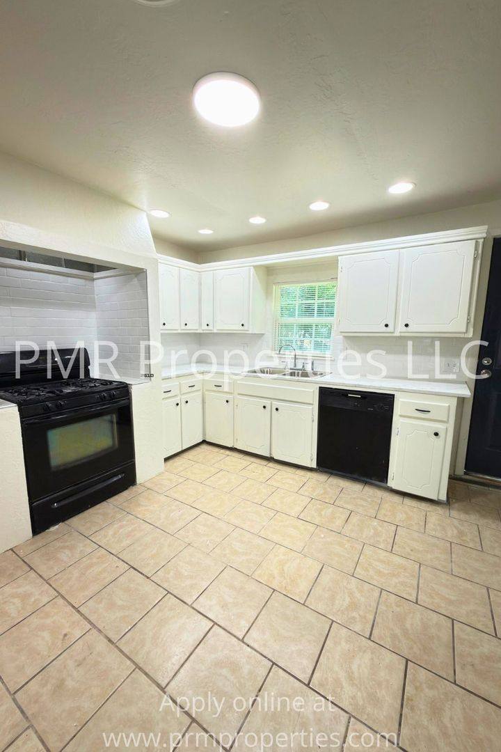 House for rent at 2604 SW Ave, Texarkana, TX 75505