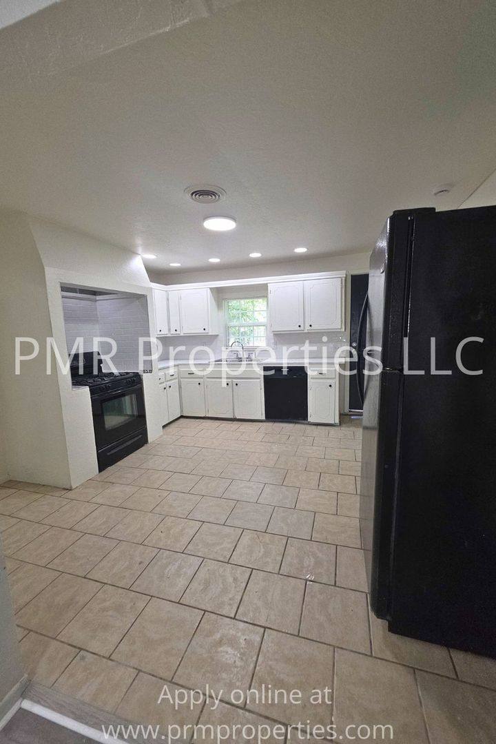 House for rent at 2604 SW Ave, Texarkana, TX 75505