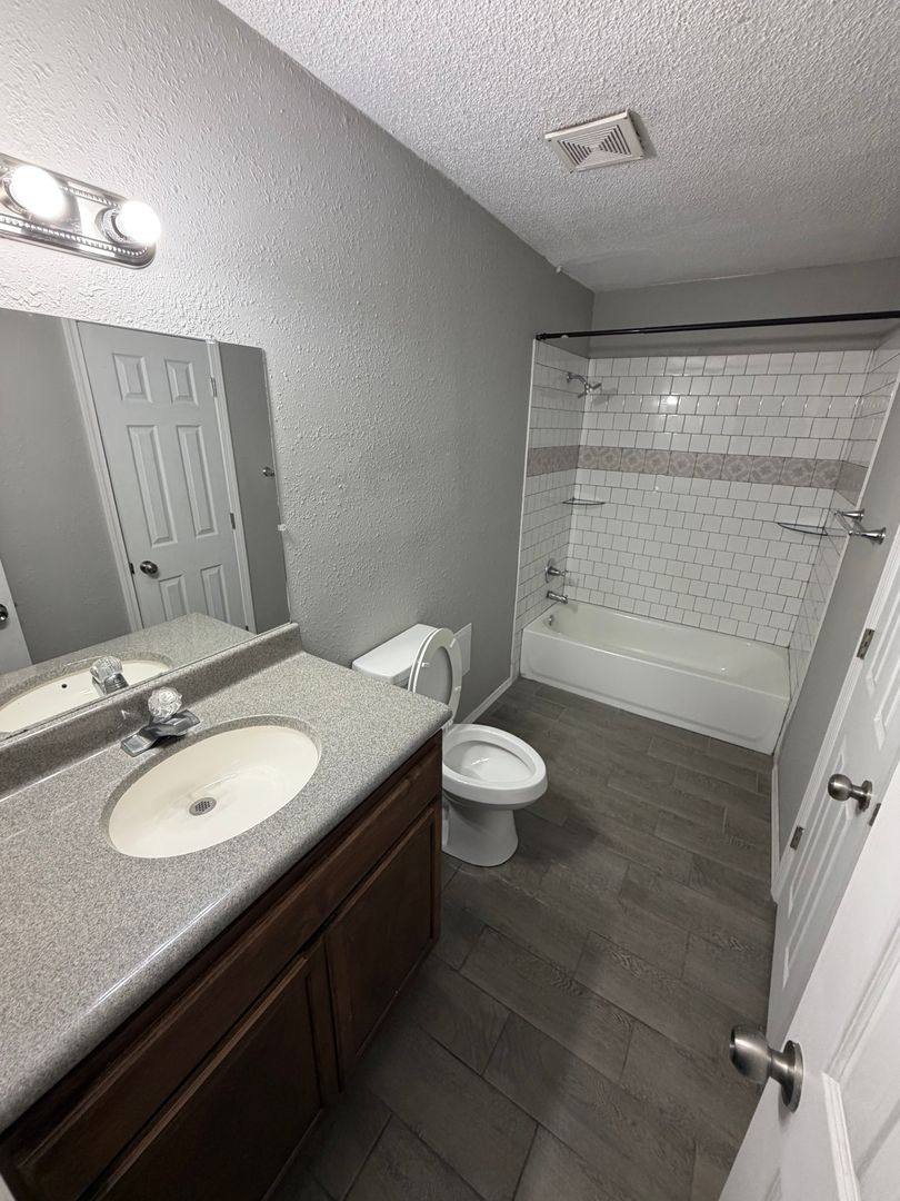 Apartment for rent at 1526 Pineville Rd, Neosho, MO 64850