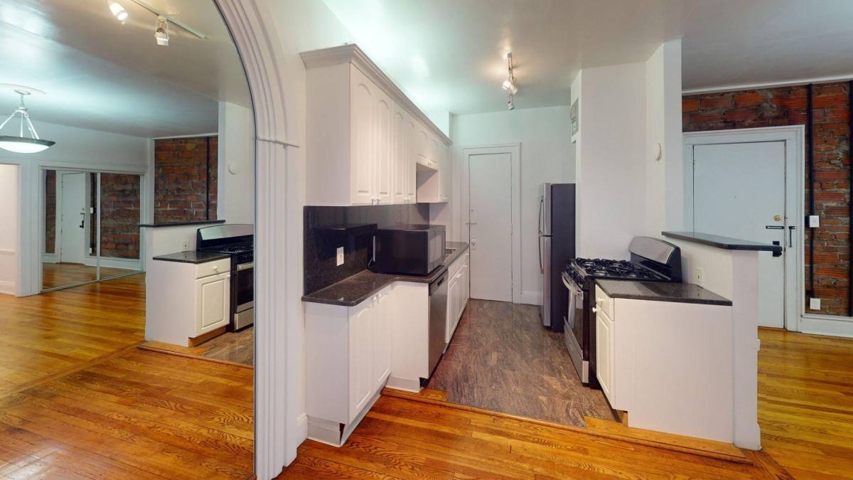 Apartment for rent at 12479 Cedar Rd, Cleveland, OH 44106