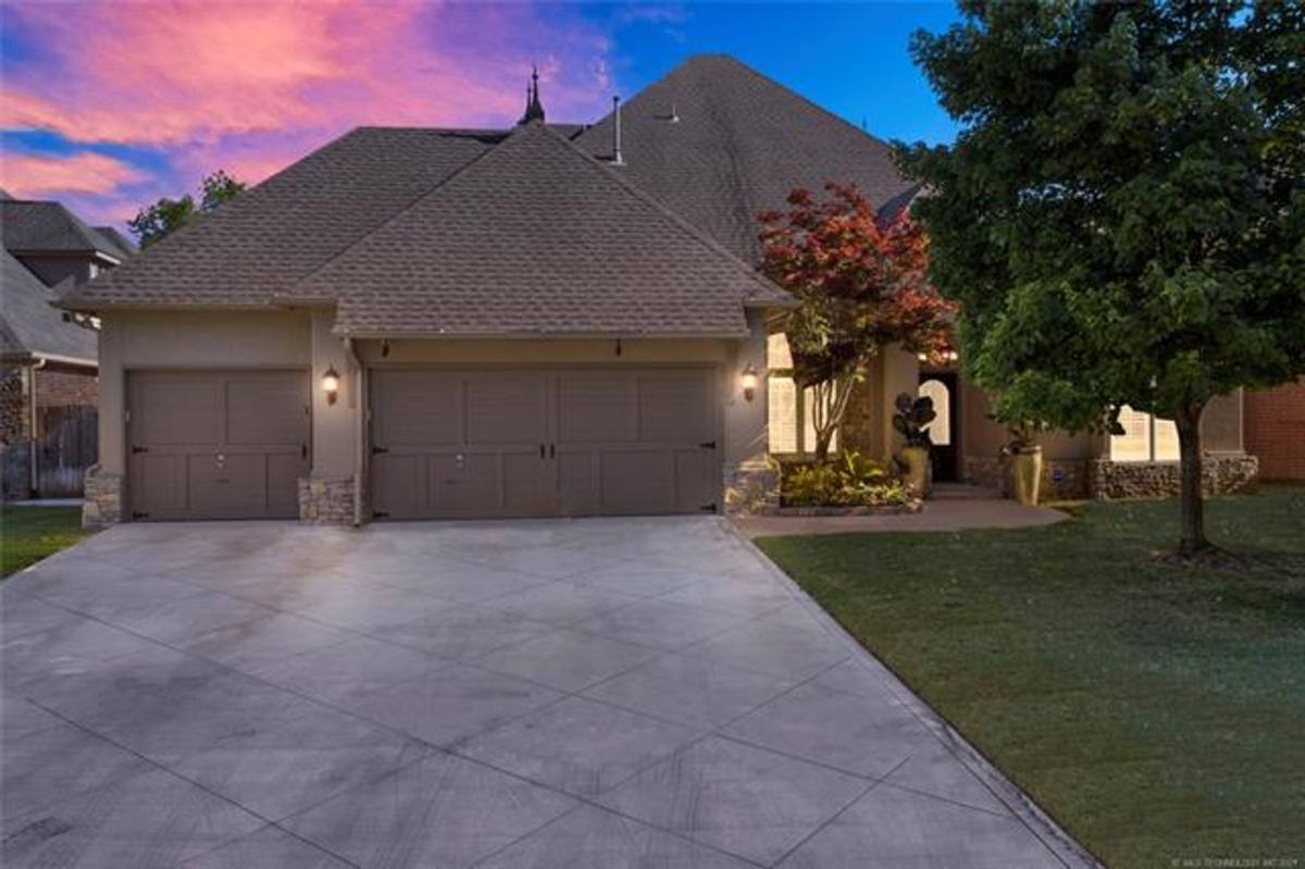 House for rent at 8664 E 103rd St, Tulsa, OK 74133
