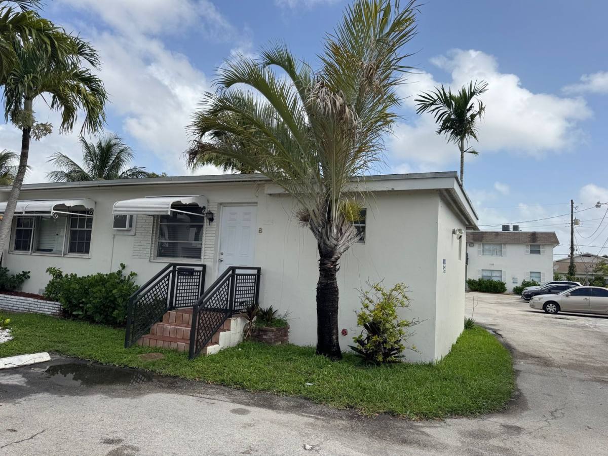 Apartment for rent at 2519 - 2521 Pierce St, Hollywood, FL 33020