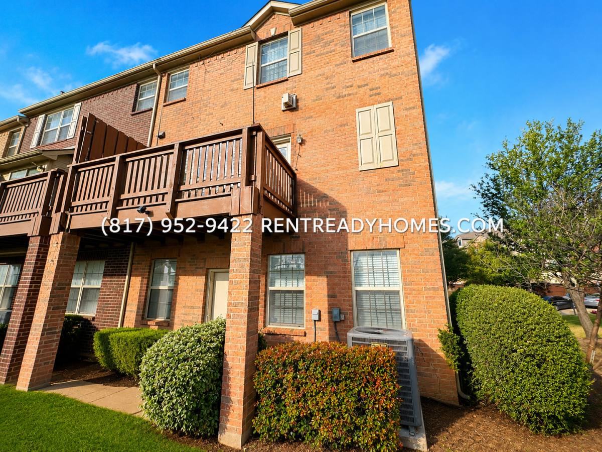 Townhouse for rent at 1495 Chase Lane, Irving, TX 75063