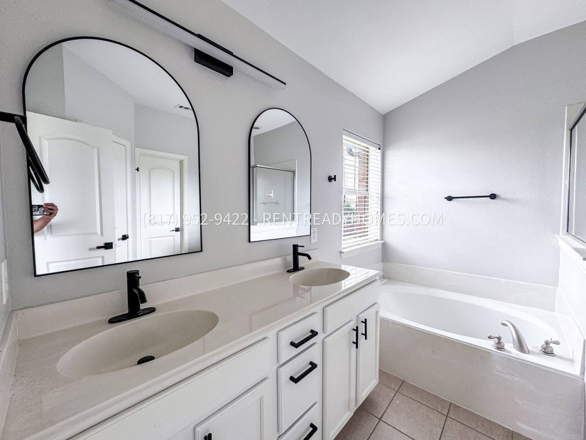 Townhouse for rent at 1495 Chase Lane, Irving, TX 75063