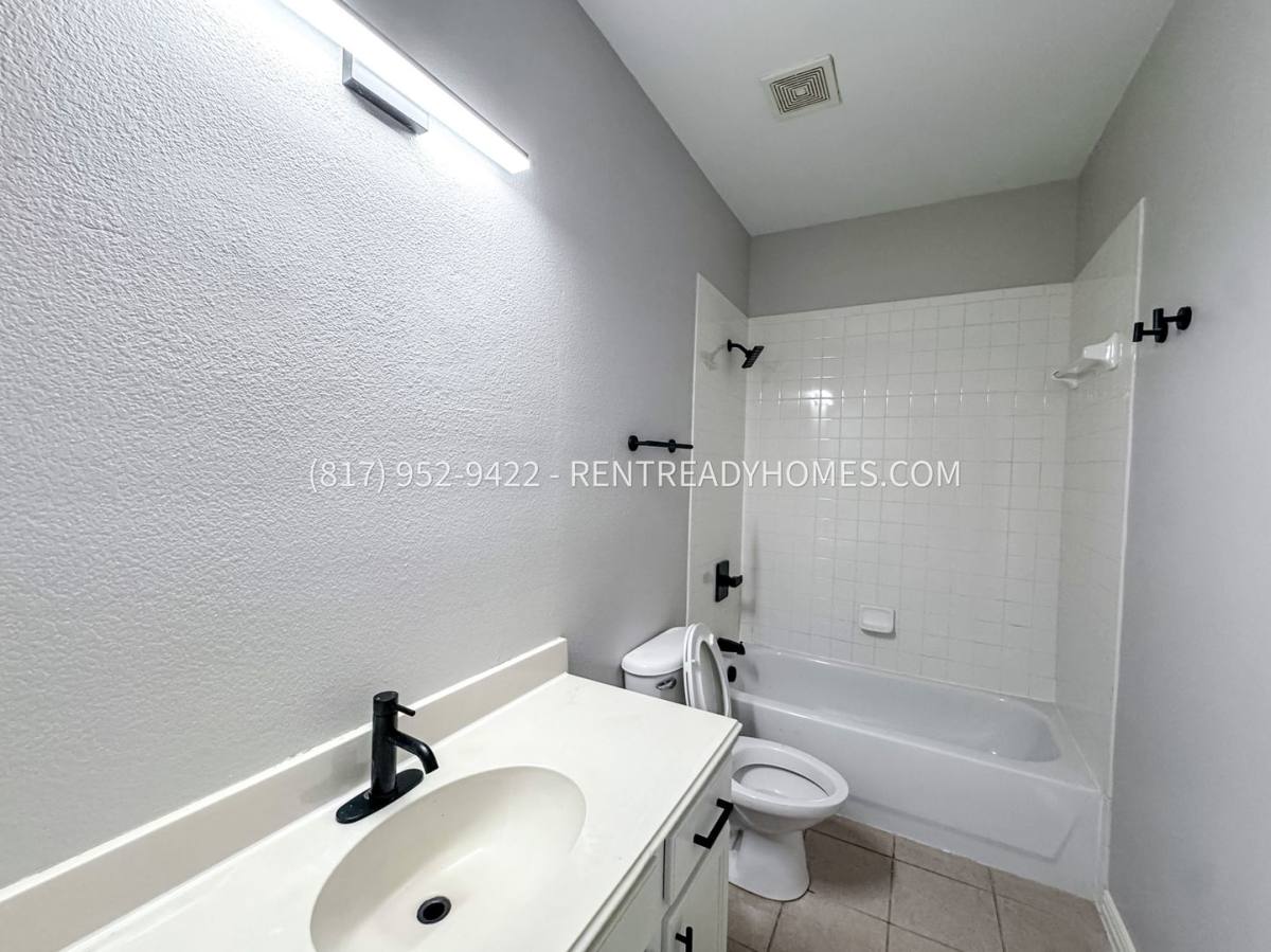 Townhouse for rent at 1495 Chase Lane, Irving, TX 75063