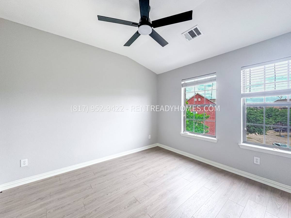 Townhouse for rent at 1495 Chase Lane, Irving, TX 75063