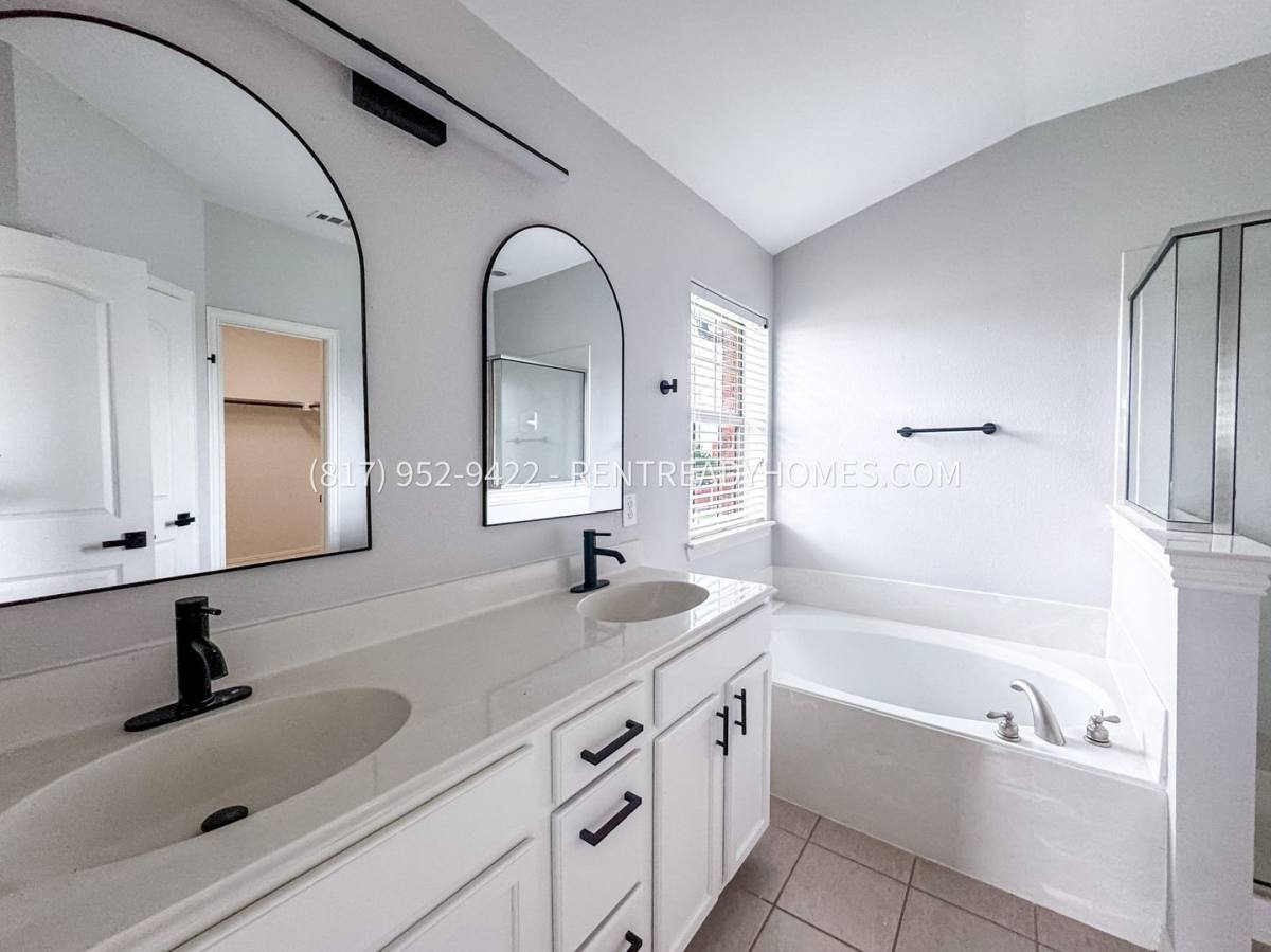 Townhouse for rent at 1495 Chase Lane, Irving, TX 75063