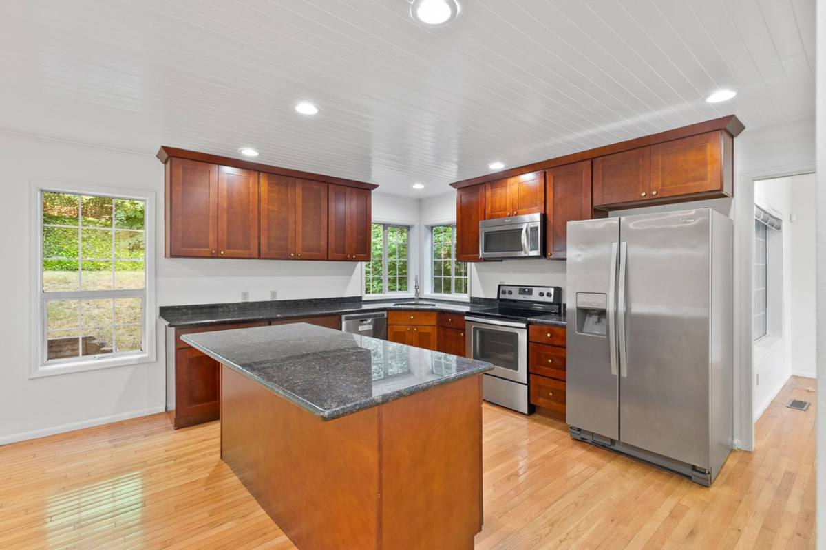 House for rent at 6814 119th Ave SE, Bellevue, WA 98006