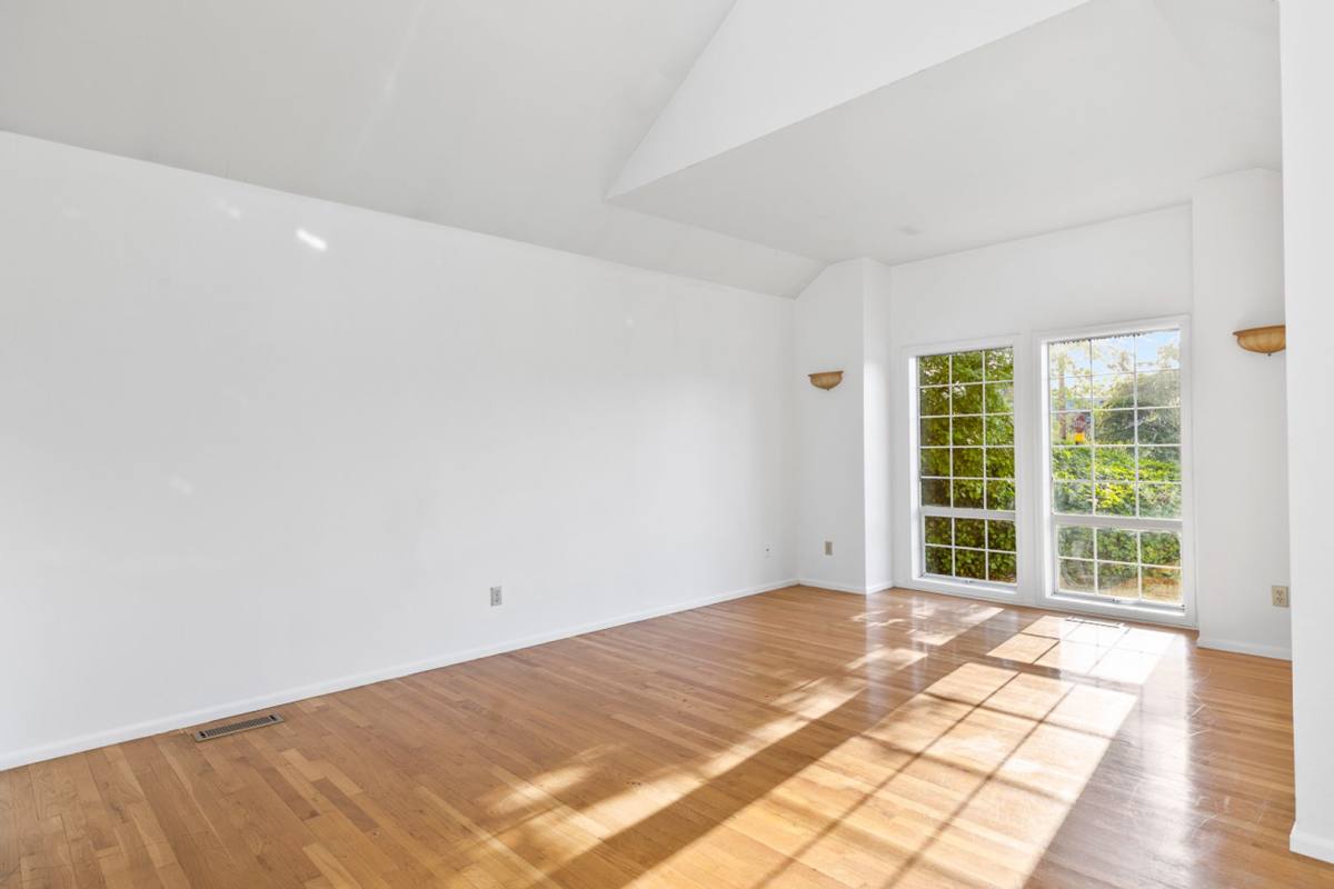 House for rent at 6814 119th Ave SE, Bellevue, WA 98006