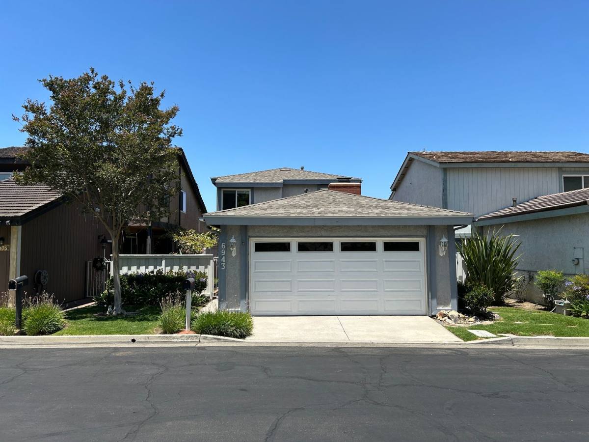 Townhouse for rent at 6943 E Shorecrest Dr, Anaheim, CA 92807