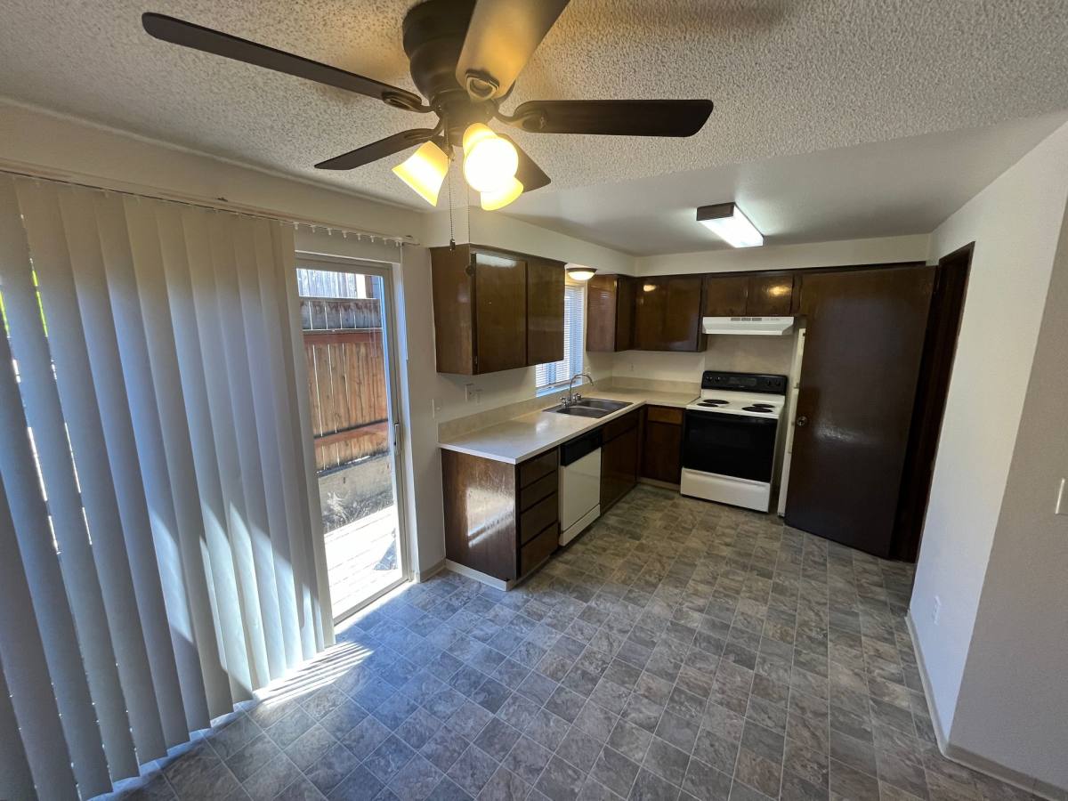 Townhouse for rent at 1007 75th St SE, Everett, WA 98203