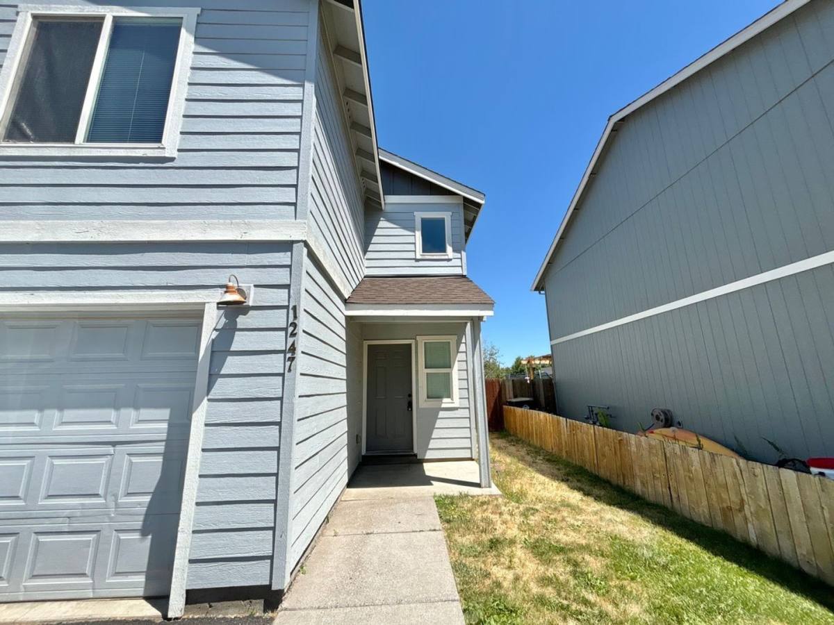 Apartment for rent at 1245 & 1247 SW, Redmond, OR 97756