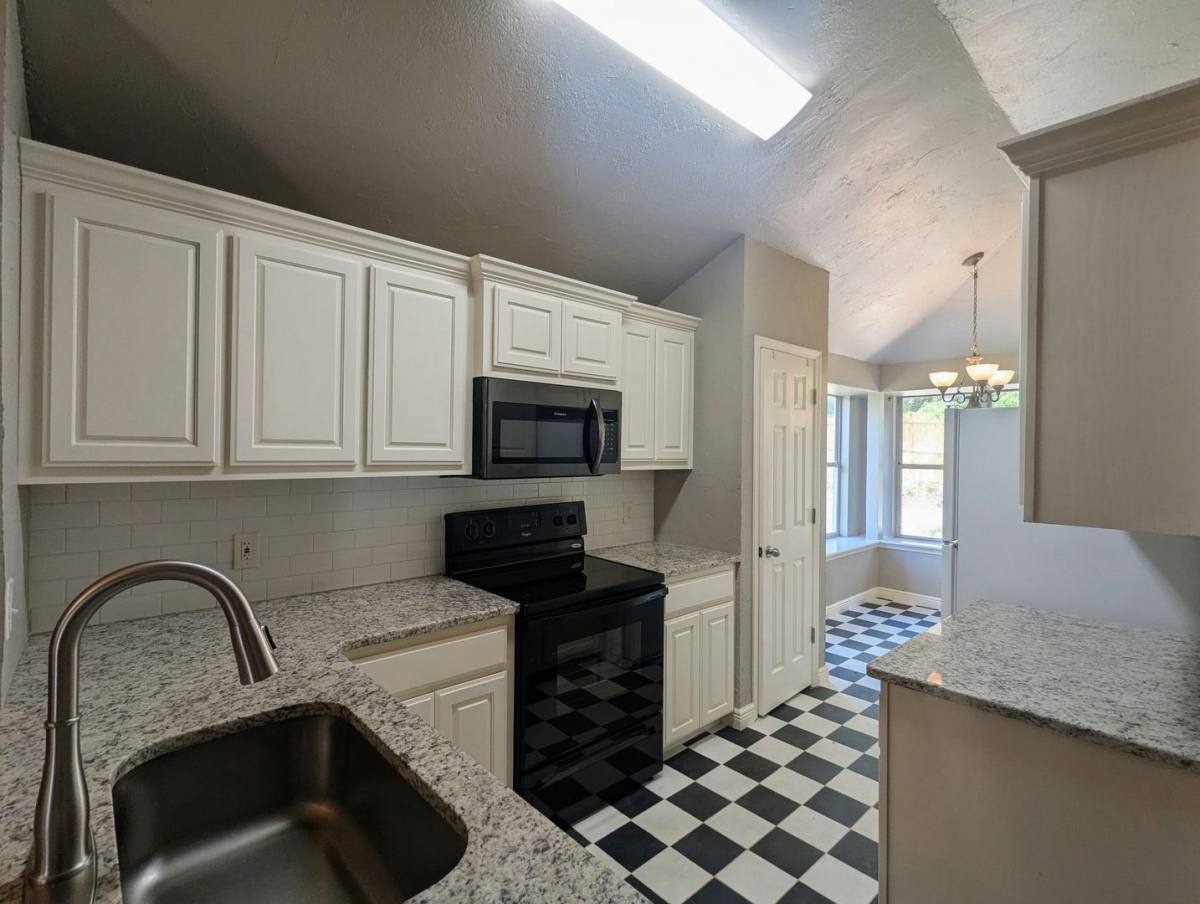House for rent at 1005 Valley Court, Edmond, OK 73012