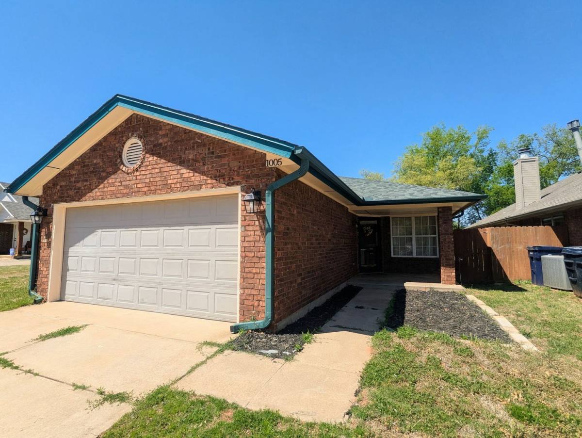 House for rent at 1005 Valley Court, Edmond, OK 73012
