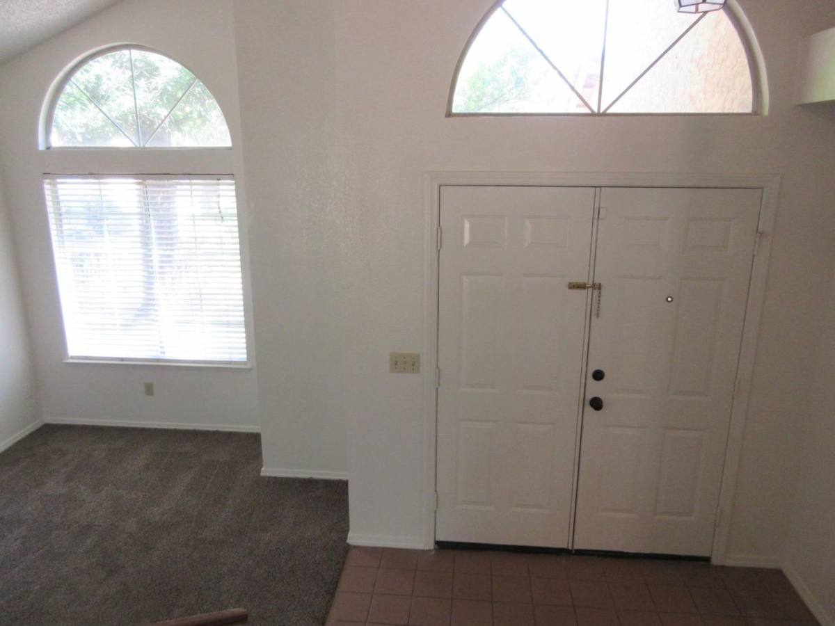 House for rent at 993 E Edgemont Dr, Fresno, CA 93720